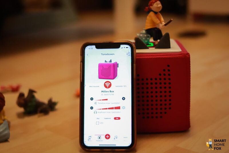 Man sieht die Toniebox mit der dazugehörigen App.